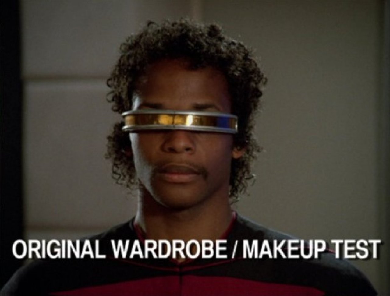 [23/07/2021] Der in Fankreisen liebevoll „Nicht Geordi“ genannte Statist sorgt in dem mysteriösen Testvideo für gute Laune: Seine Frise ist schick, passt aber überhaupt nicht zu dem Laforge, wie wir ihn heute kennen.