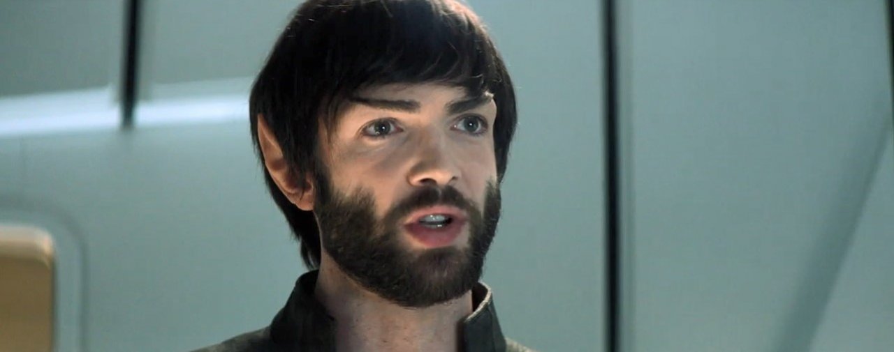 [23/07/2021] Der Bart war eine mutige Wahl, die nicht so richtig mit dem verwildernden Topfschnitt zusammenarbeiten will. Der Siegeszug der Haare&nbsp; begräbt das Gesicht von Ethan Peck regelrecht unter sich.