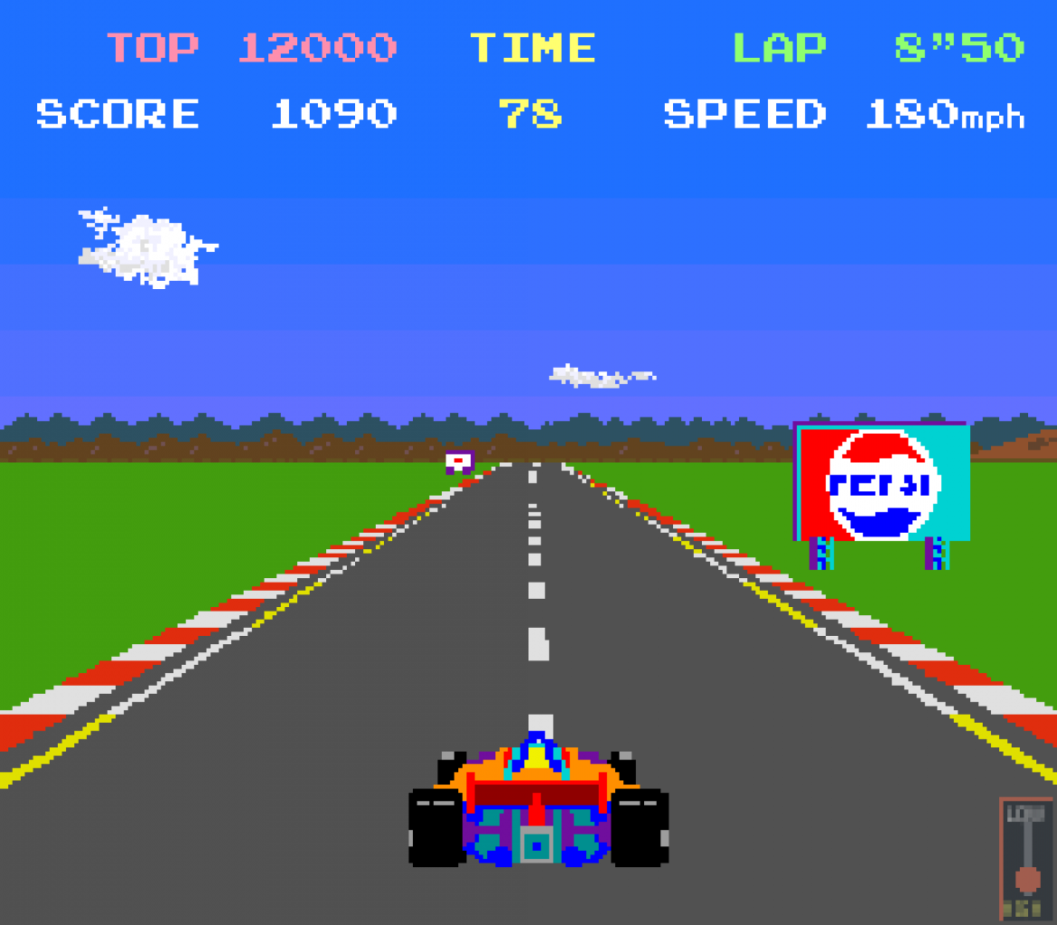 [20/08/2021] Skalierte Sprites und Third-Person-Perspektive machen Namcos Pole Position 1982 zum Hingucker. Auch bei der Vermarktung beweisen die Japaner ein gutes Händchen, wie die Pepsi-Werbetafel rechts im Bild beweist.