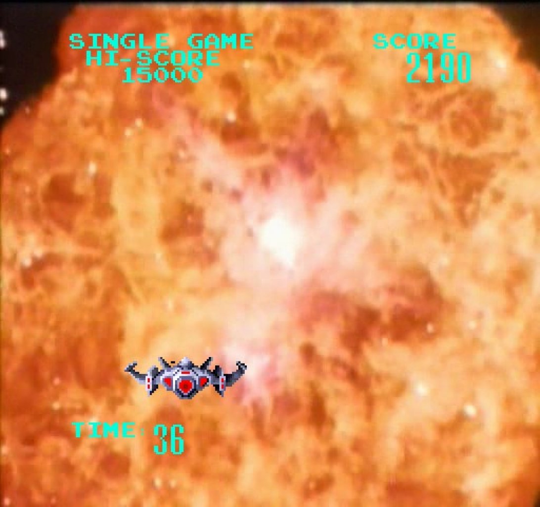[30/08/2021] Astron Belt ist ein explosionsreiches Abenteuer, denn immer wenn wir ein gegnerisches Raumschiff treffen, wird eine bildschirmfüllende Feuersbrunst eingeblendet.