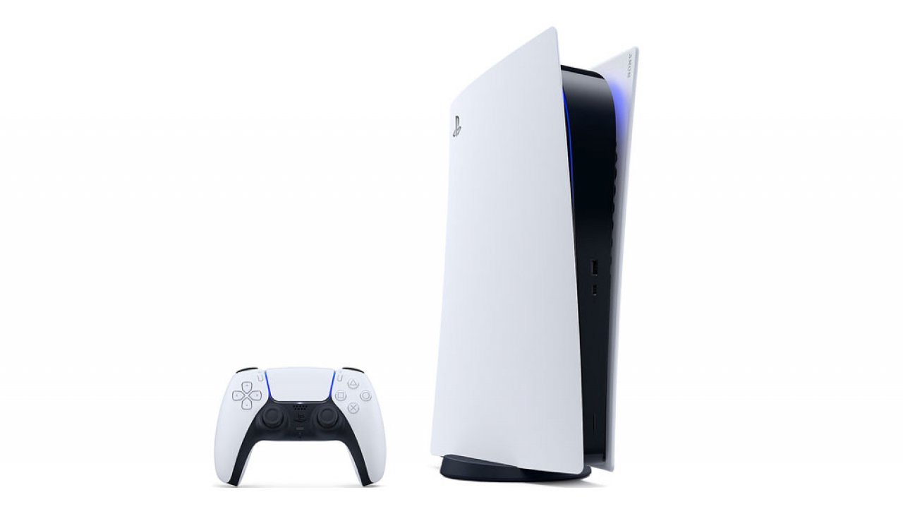 Die Playstation 5 aufrecht aufgestellt.