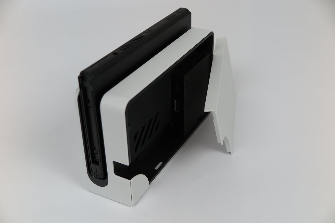 [11/10/2021] Das Dock wurde minimal überarbeitet: Der rückseitige USB-Port ist einem LAN-Anschluss gewichen und die Rückklappe lässt sich nun ganz abnehmen. Kleiner Nerv-Faktor an der Konsole selbst: Der Slot für die Spiele-Cartridges ist nun etwas fummeliger zu öffnen.