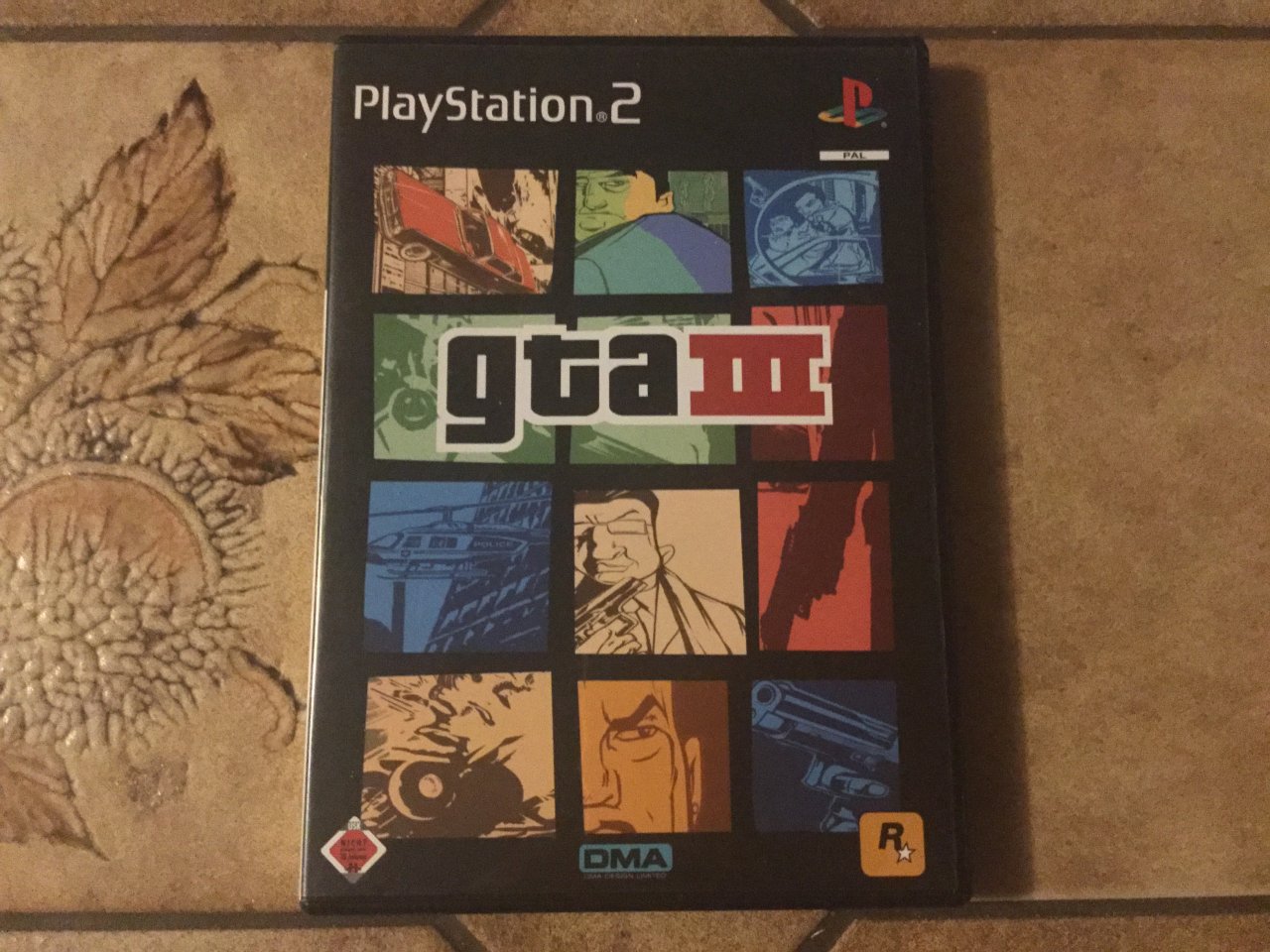 [28/10/2021] Das minimalistische, aber stylische Cover der originalen deutschen Playstation-2-Version. GTA 3 aufgrund seiner expliziten Gewaltdarstellung eine USK-Freigabe „ab 18 Jahren“.