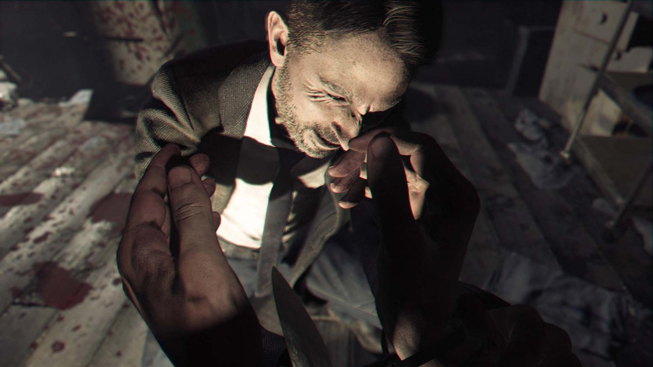 [15/10/2021] Capcom kündigte Resident Evil 7 Biohazard auf der Electronic Entertainment Expo 2016 offiziell an. Ein Jahr zuvor präsentierte man bereits die VR-Kitchen-Demo. In dieser schlüpft man in die Haut von Clancy Jarvis, der gefesselt von einer unbekannten Frau mit einem Messer malträtiert wird.