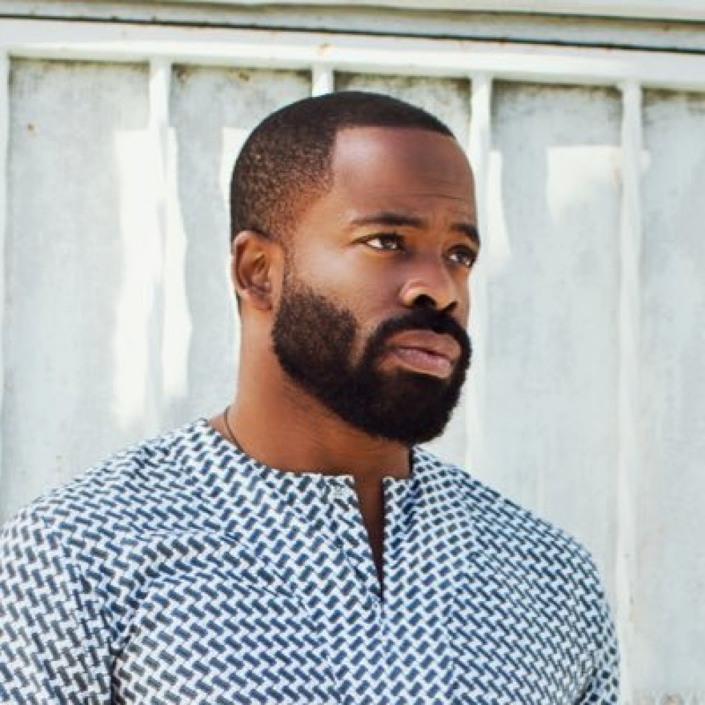 [02/11/2021] Chiké Okonkwo kommt original aus dem Theaterschauspiel und spielt als Arthur Kingsley den Anführer der Gruppe im neuen Call of Duty: Vanguard.