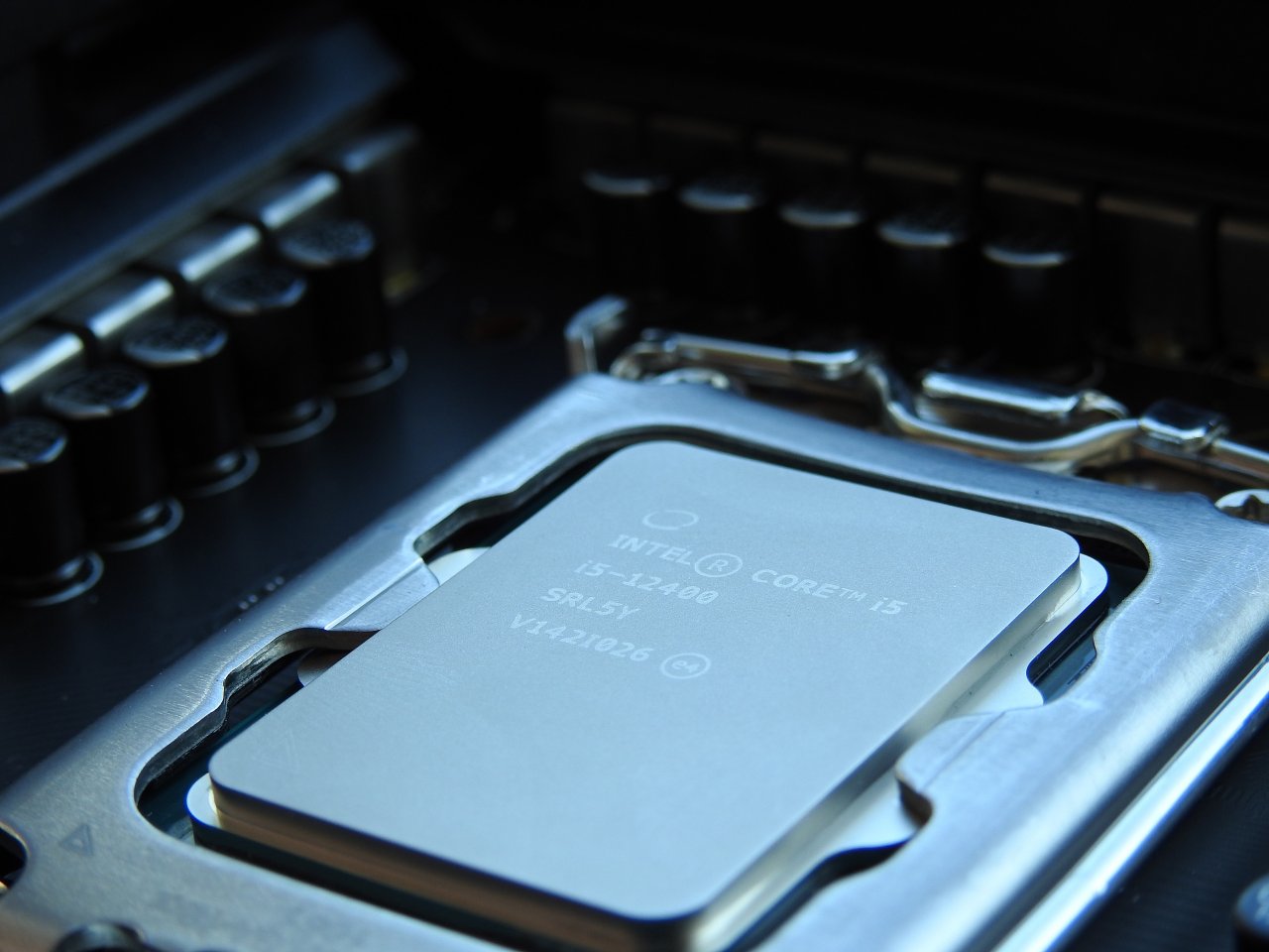 [25/01/2022] Ein Core i5-12400 in seinem Mainboard-Sockel fixiert