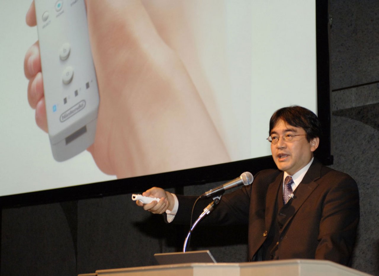 [11/01/2022] Nintendo-Chef Saturo Iwata präsentierte auf der Tokyo Game Show 2005 zum ersten Mal die Wiimote. Das vorgestellte Modell ähnelte stark der späteren Verkaufsversion.