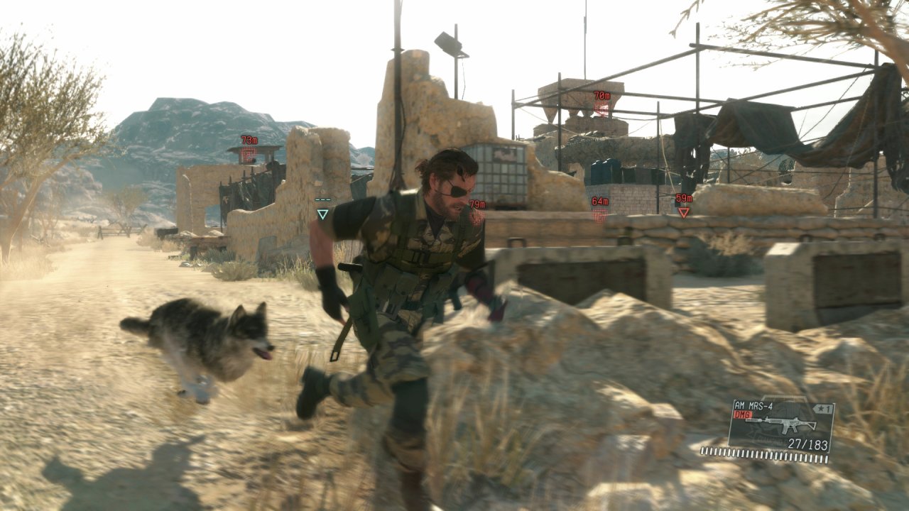 [01/02/2022] Erst auskundschaften, dann angreifen: Stealth-Gameplay wird auch in der offenen Welt von Metal Gear Solid 5: The Phantom Pain (2015) belohnt, die Spieldirektor Hideo Kojima in zwei Szenarien ansiedelt: Afghanistan und einer Grenzregion zwischen Angola und Zaire.