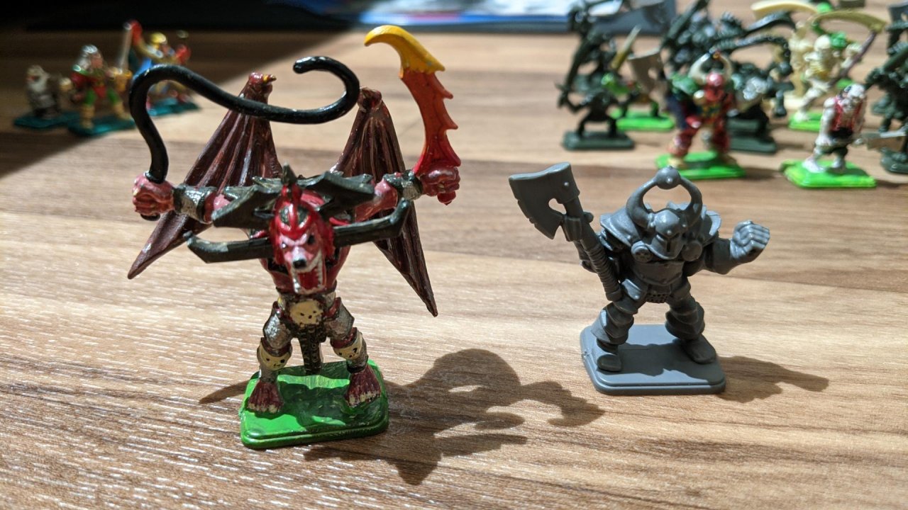 Zum Vergleich: Ein Gargoyle und ein Chaos-Krieger in der alten Version von HeroQuest.