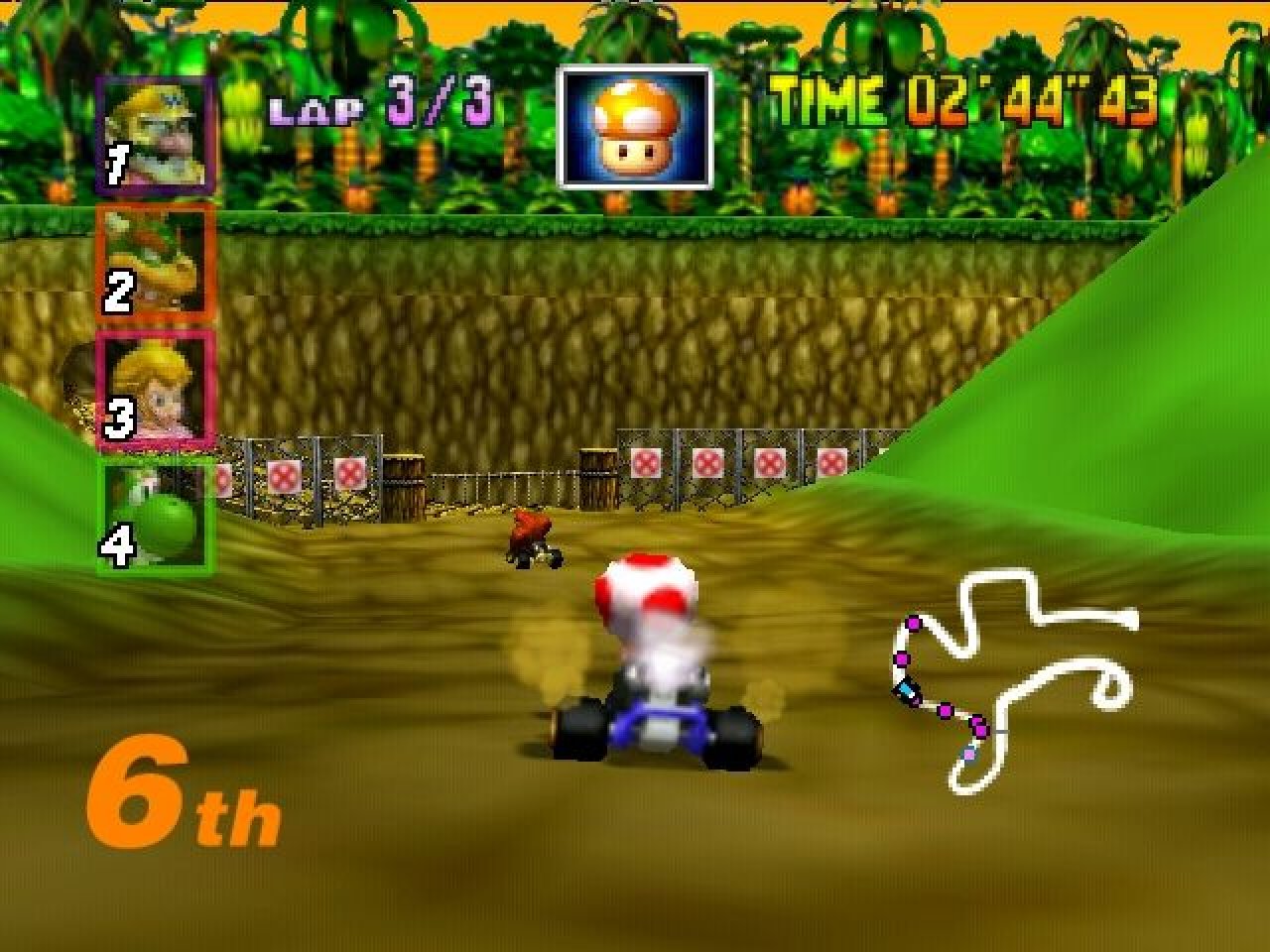 [18/03/2022] Mit Mario Kart 64 integrierte Nintendo auch die Drift-Turbos. Bei längeren Slides erhaltet ihr so einen kleinen, optisch markierten Geschwindigkeitsschub. Diese Funktion richtete sich besonders an erfahrene Spieler. &nbsp;