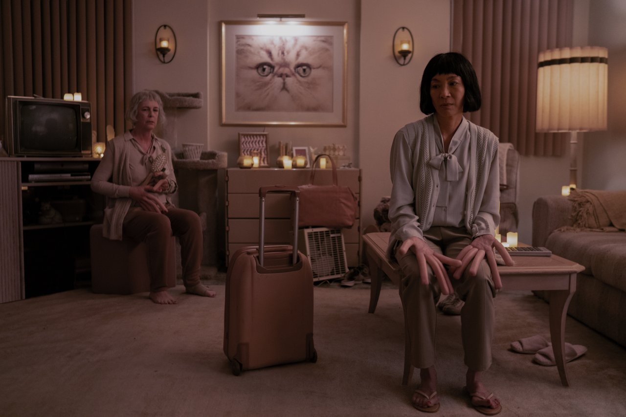 [26/04/2022] Deirdre (Jamie Lee Curtis) und Evelyn (Michelle Yeoh) im Wurstfinger-Universum