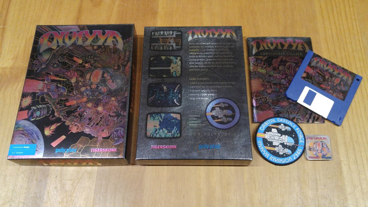[29/04/2022] Viele Packungen zu neuen Amiga-Spielen locken mit Gimmicks. Inviyya liegen eine Kurzgeschichte, ein Aufnäher und eine SD-Karte mit der digitalen Fassung des Shoot ‘em ups bei.