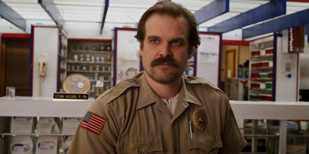 [10/06/2022] Nach Stranger Things-Finale: David Harbour äußert sich erstmals zu Vorwürfen von Millie Bobby Brown