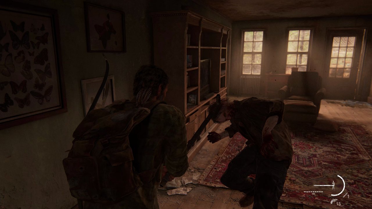 Joel schlägt einen Infizierten in einem Haus.