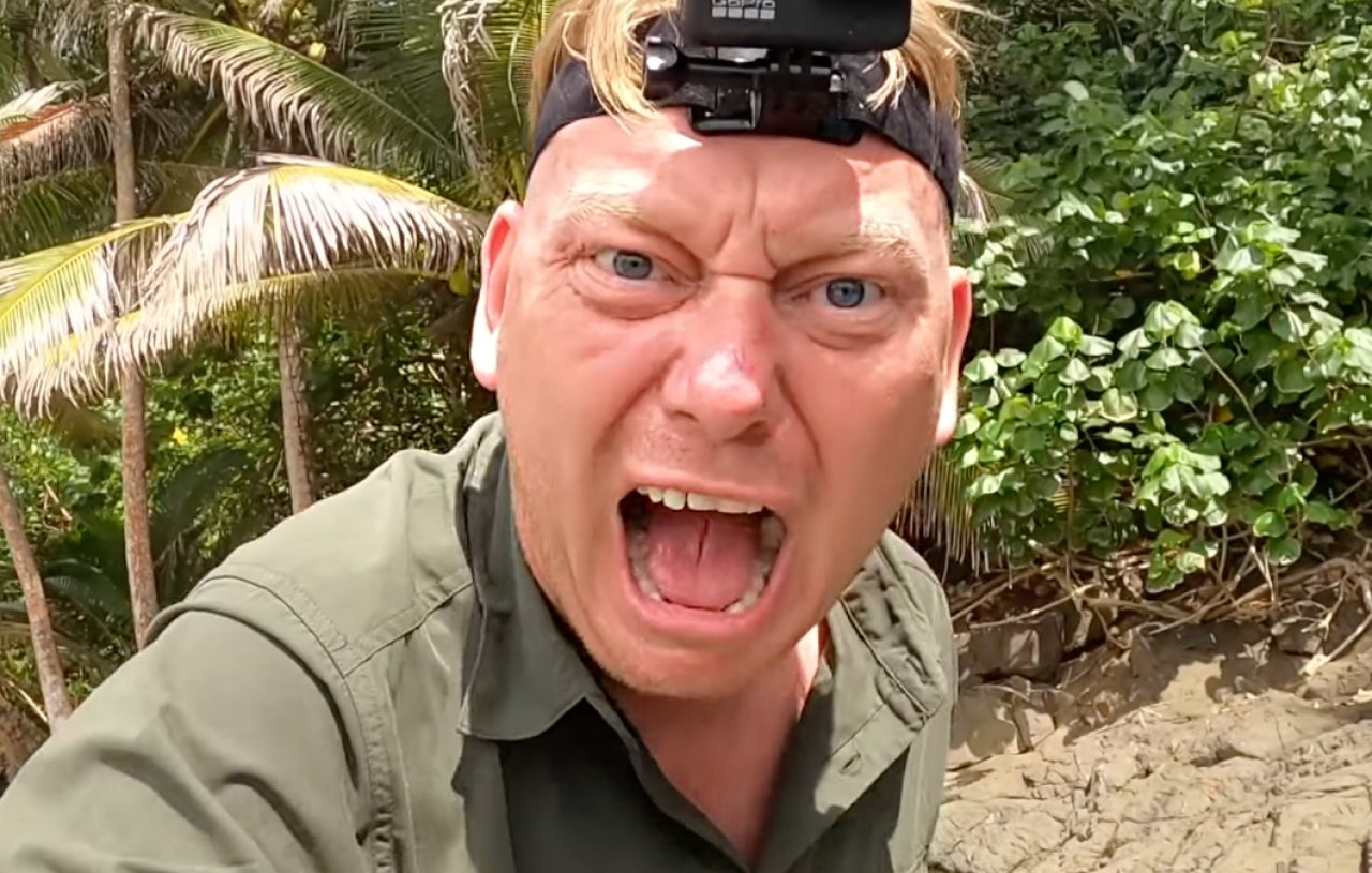Knossi jubelt ekstatisch in die Kamera.