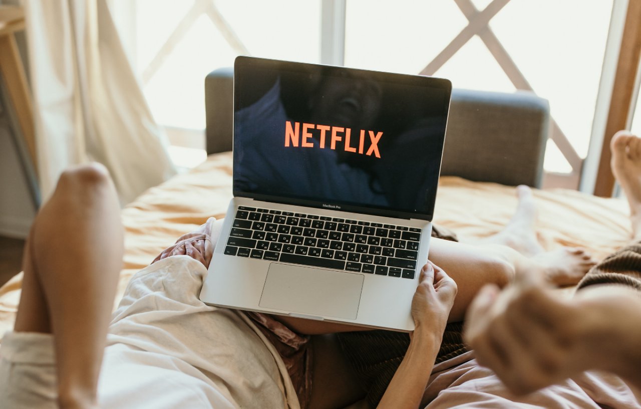 Netflix - bingen im Bett auf dem Macbook.