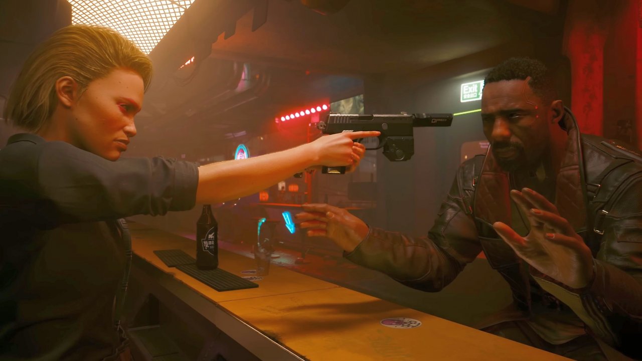 Eine weibliche Agentin richtet ihre Waffe auf den von Idris Elba gespielten Charakter.