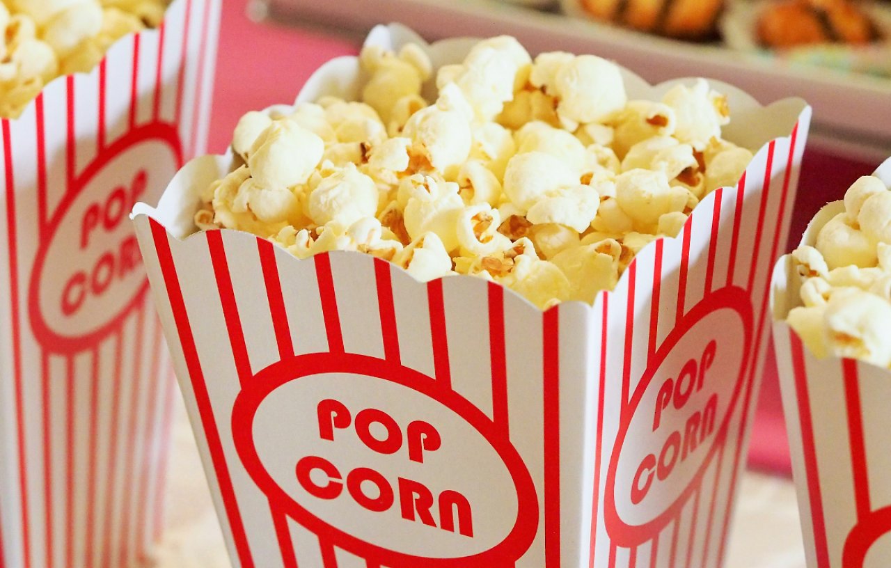 Eine Tüte Popcorn, randvoll gefüllt.