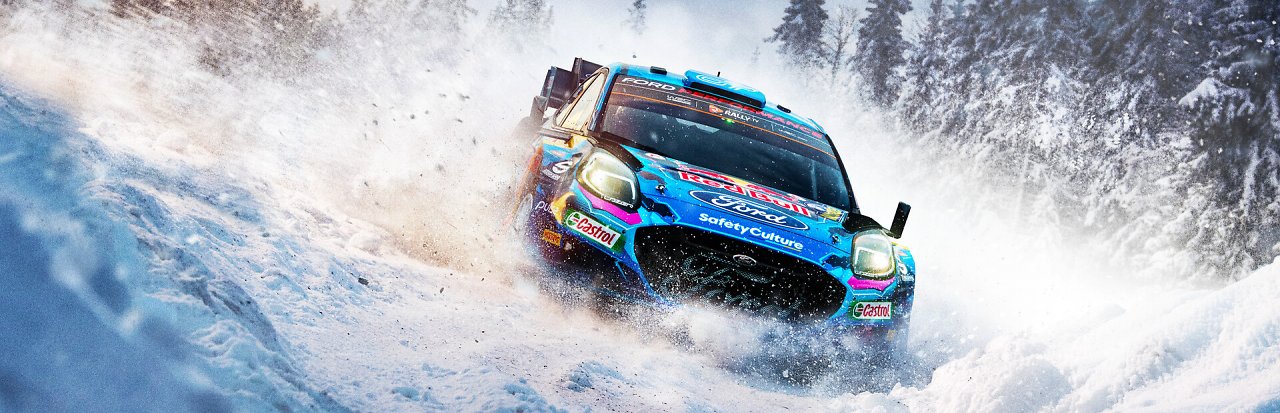 Ein WRC-Auto fährt durch den Schnee.