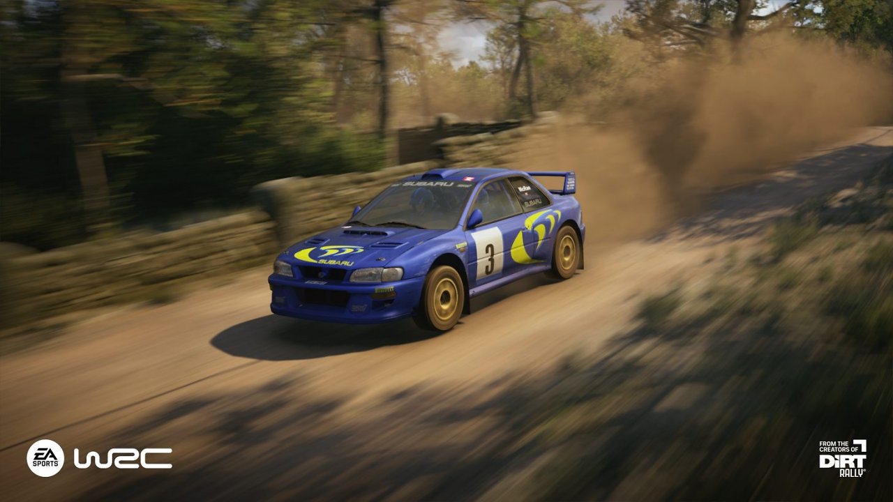 Ein Subaru Impreza rast über eine Schotterpiste.