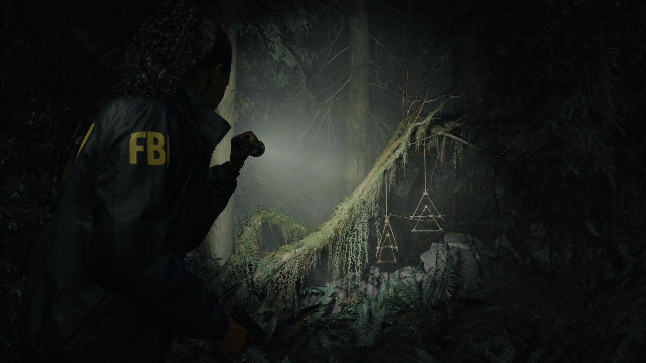 Saga Anderson im Wald in Alan Wake 2