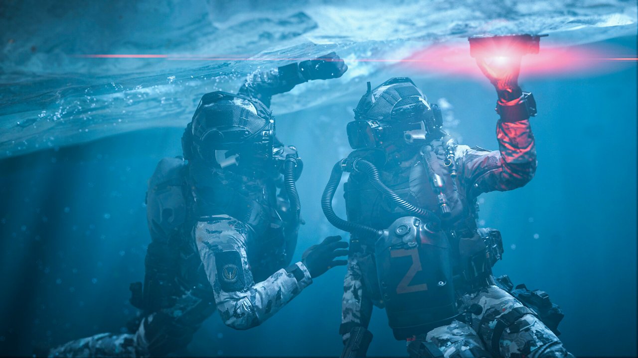 Zwei Soldaten platzieren unter Wasser Sprengstoff an einer Eisscholle