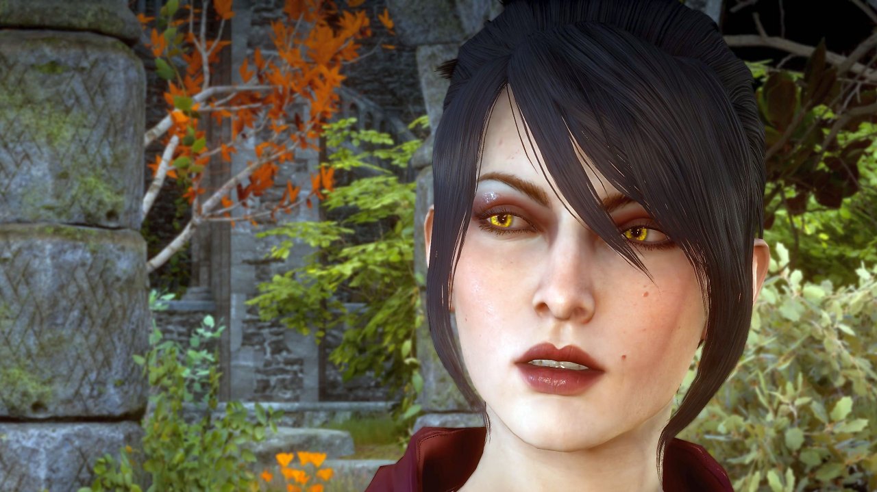 Morrigan aus Dragon Age Origins schaut in die Kamera