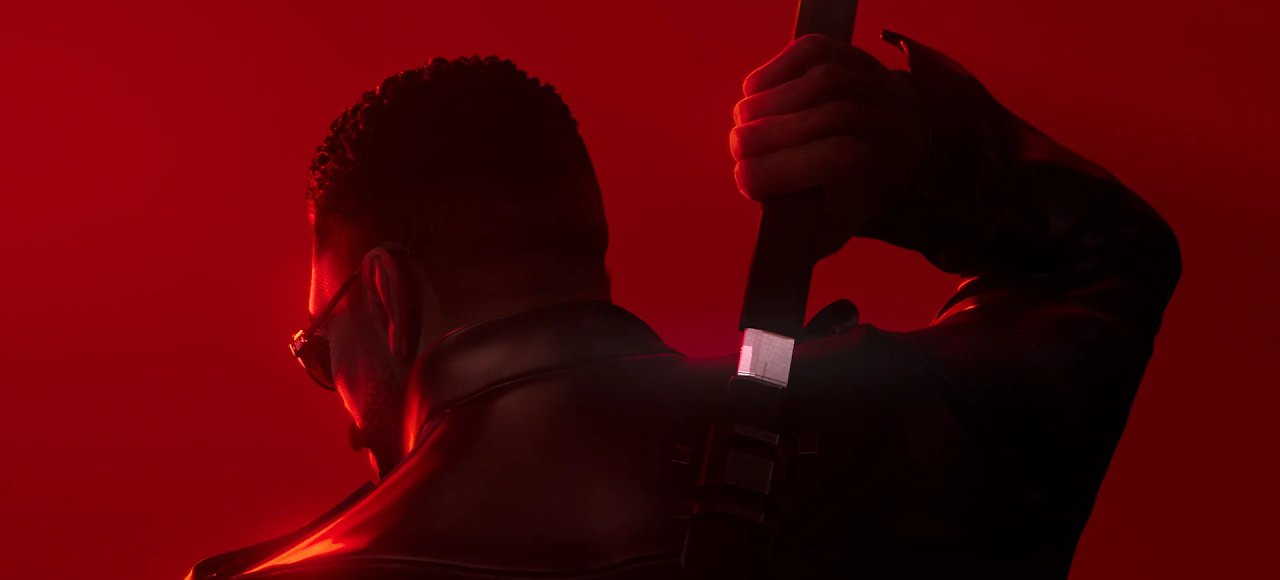 Blade von hinten, der nach seinem Schwert greift