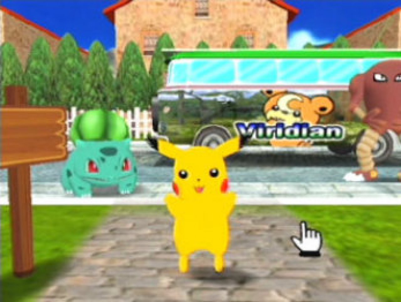 Pikachu steht vor einem Bus und mehreren Pokémon