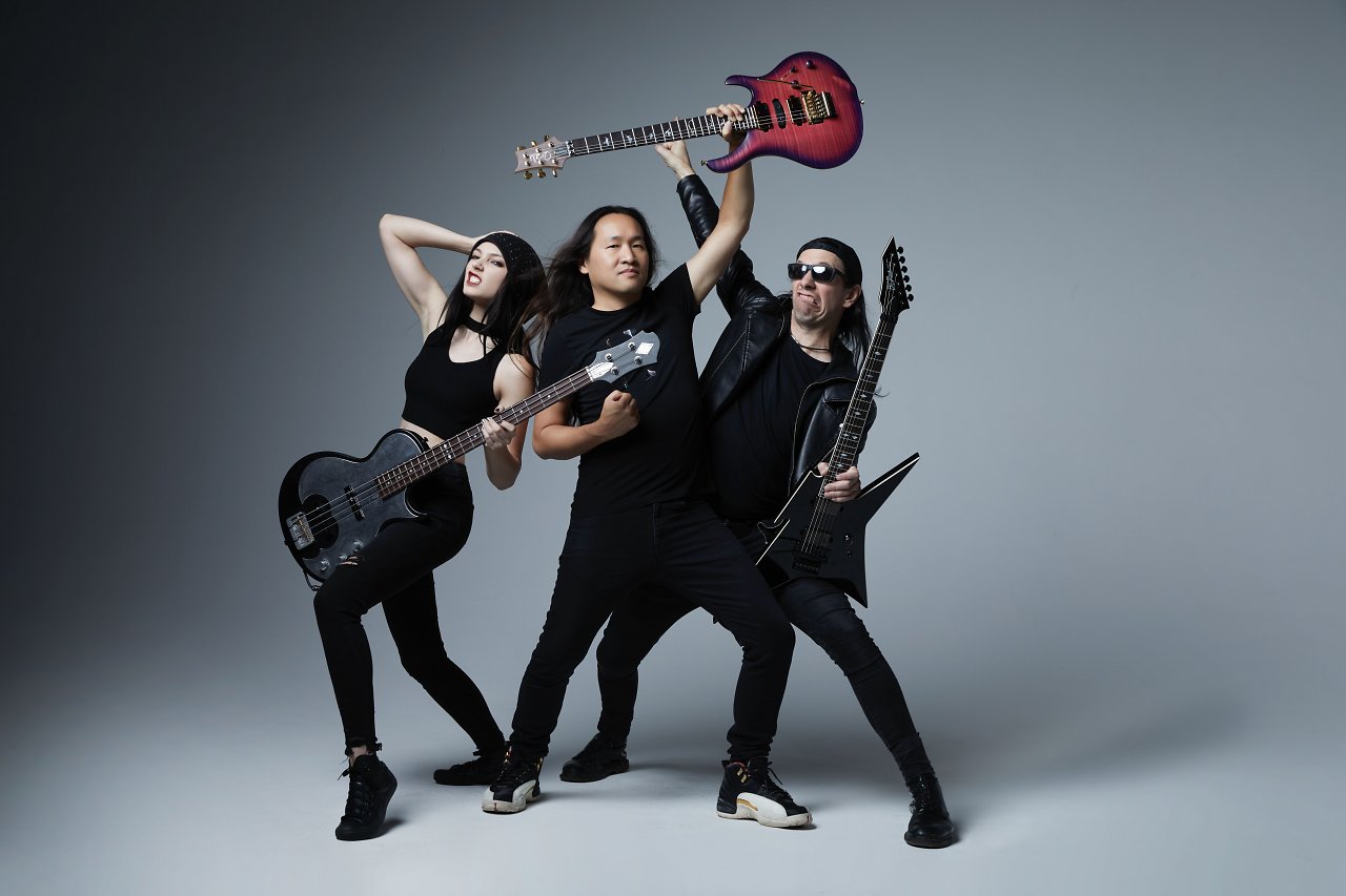 Die Klampfen-Abteilung von DragonForce albert herum.