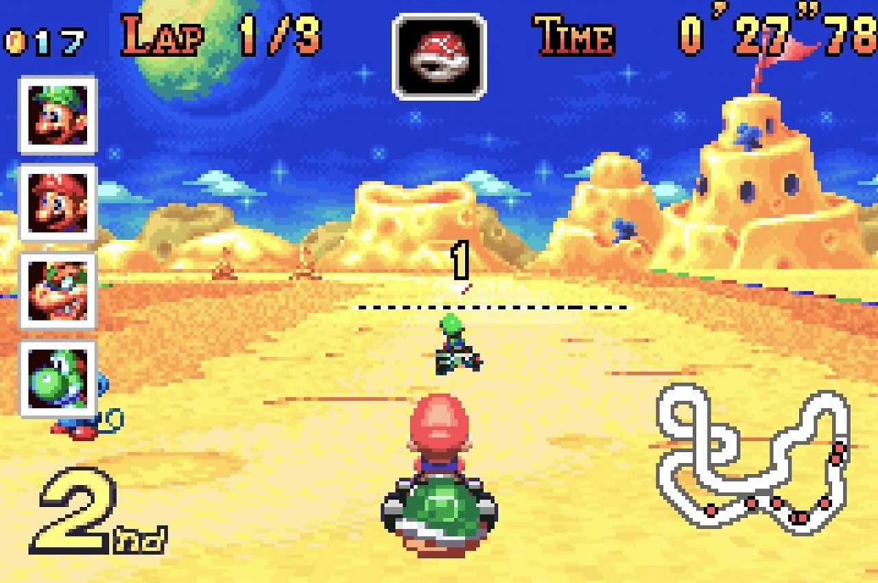 Mario bedroht Luigi im Käseland mit einem grünen Panzer.