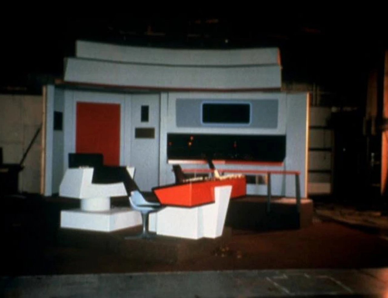 Für Scottys Besuch bei der Next Generation wurde ein kleines Stück der Original-Enterprise-Brücke rekonstruiert.