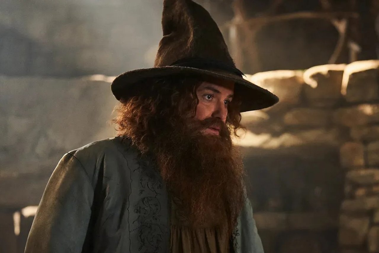 [27/08/2024] Tom Bombadil hatte in der Trilogie leider keinen Auftritt. Erst in der Serie zu Herr der Ringe lernen wir ihn kennen.