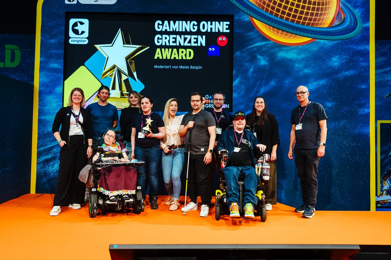 Gaming ohne Grenzen Award. v.l.n.r.: Katrin Schäfer-Hansen, Hendrik Wagener, Melanie Eilert, Linda Scholz, Svenja Ottawa, Melek Balgün, Erdin “Mr. Blindlife” Ciplak, Sven Radtke, Dennis Winkens, Saskia Moes, Thomas Feibel