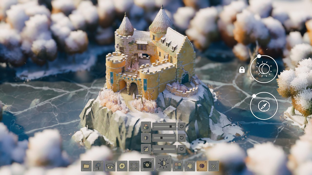 Verschneite Burg auf einem zugefrorenen See.