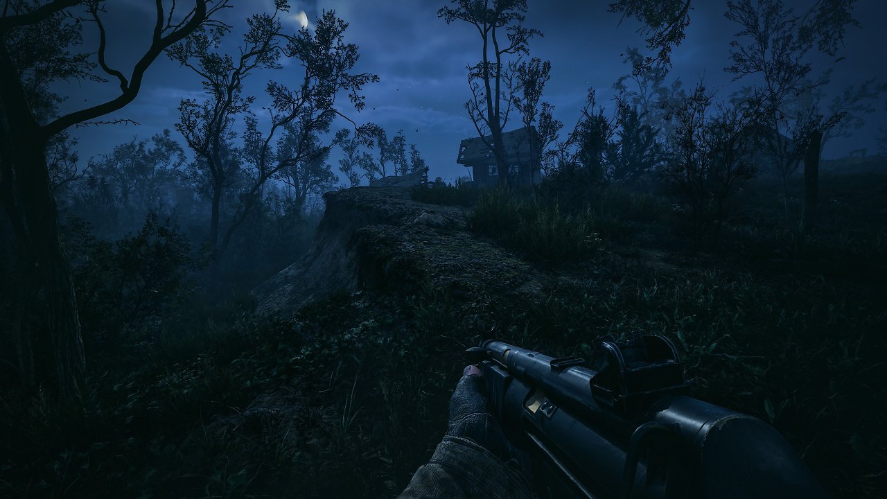 Nächtliche Erkundung mit bereitgehaltenem Gewehr.