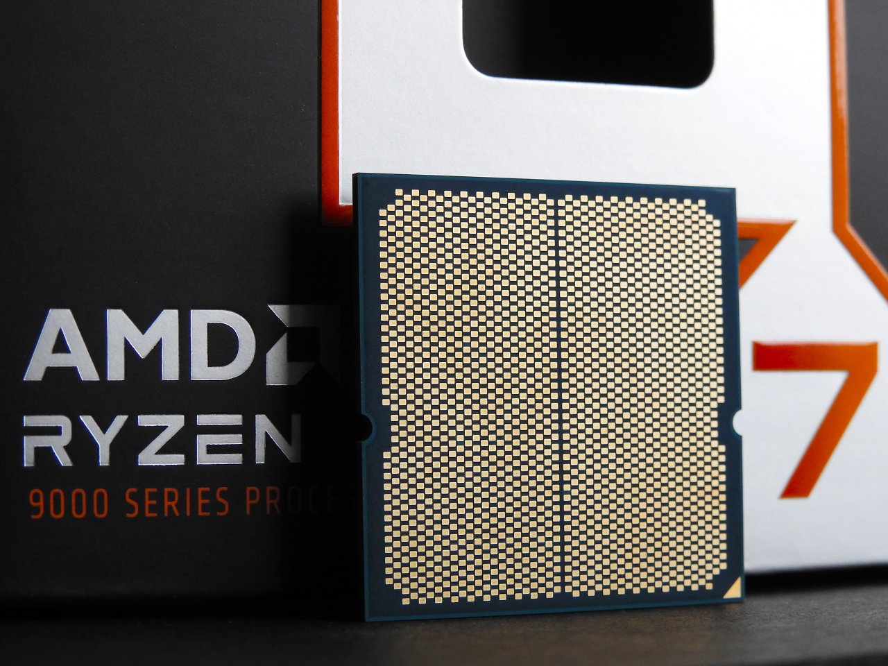 Unterseite eines AMD Ryzen 7 9800X3D