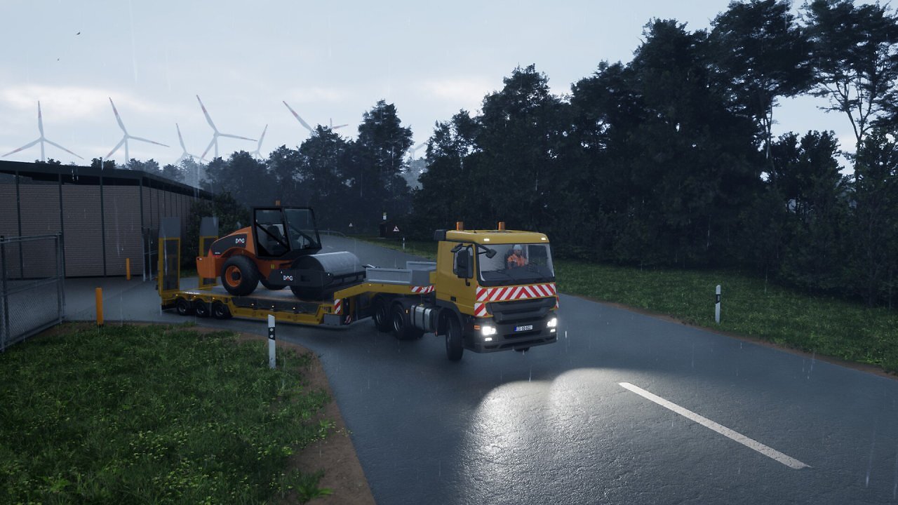Ein LKW hat eine Straßenwalze geladen