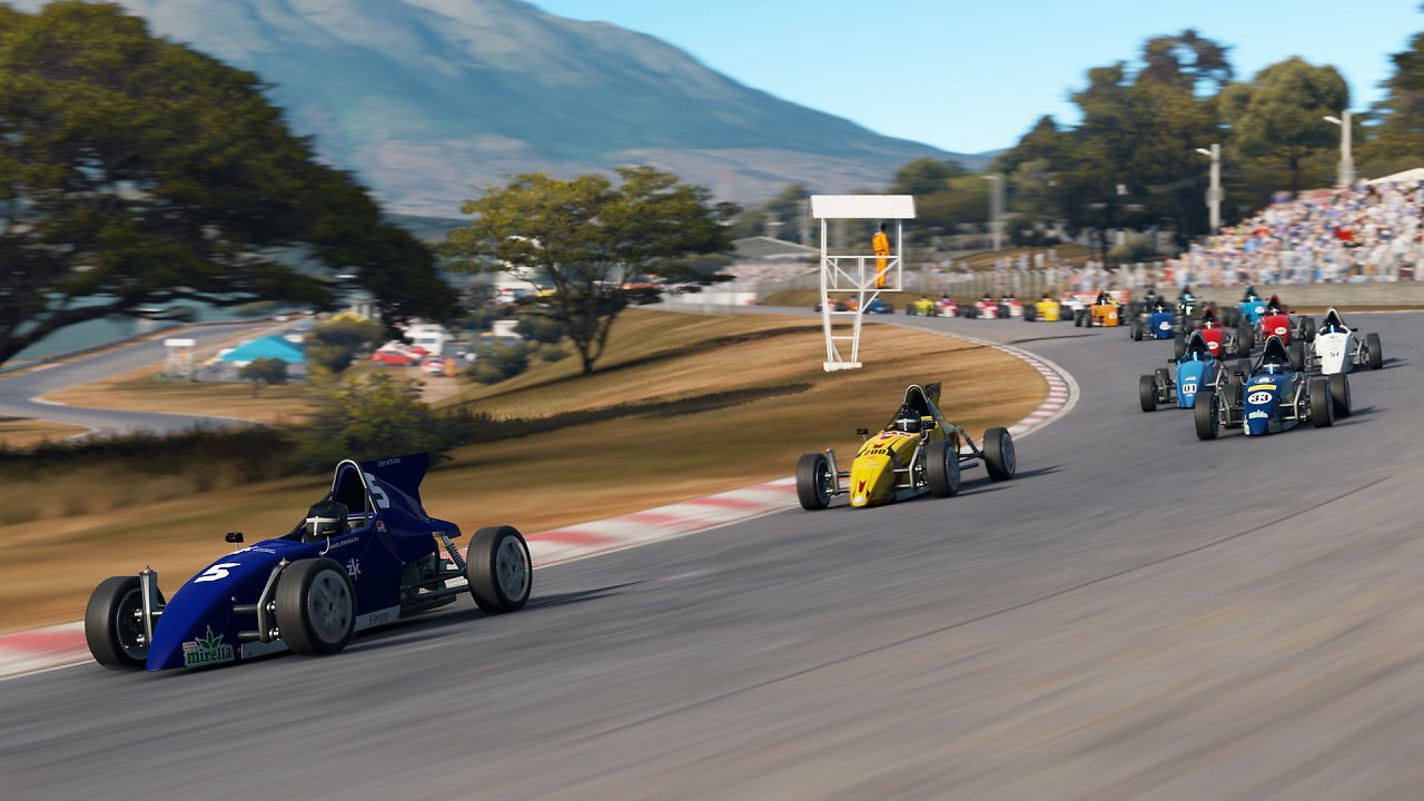Formel-Fahrzeuge auf einer Strecke in Automobilista 2