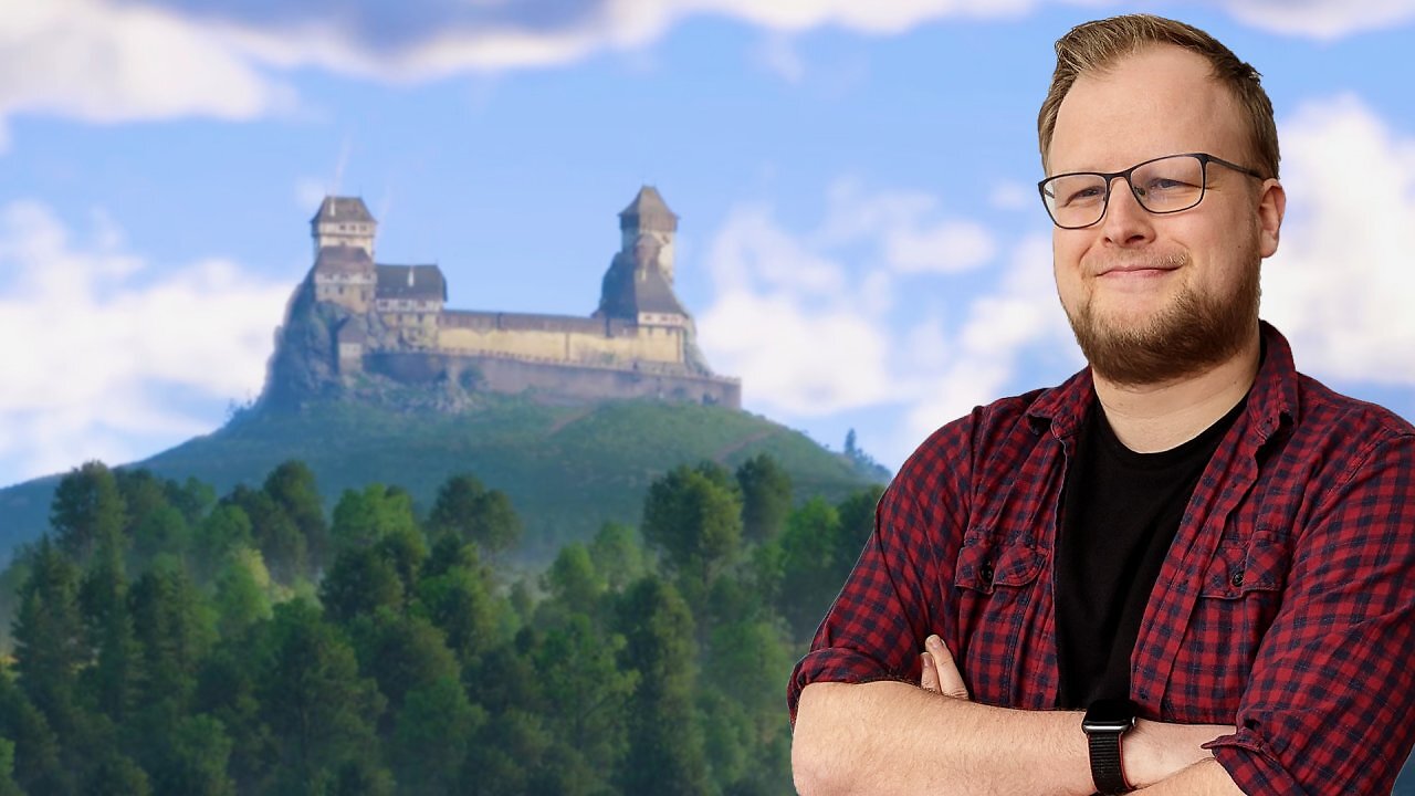 Der Autor des Artikels mit einer Burg aus Kingdom Come 2 im Hintergrund.