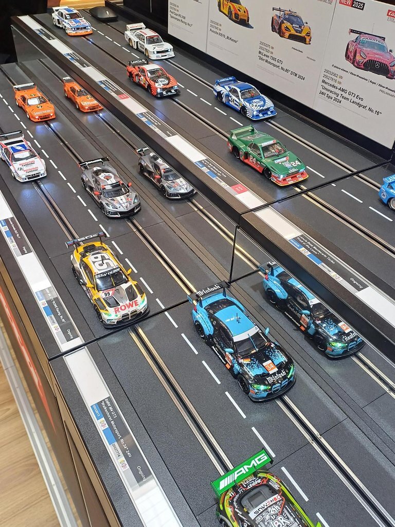 Verschiedene Fahrzeuge von Carrera