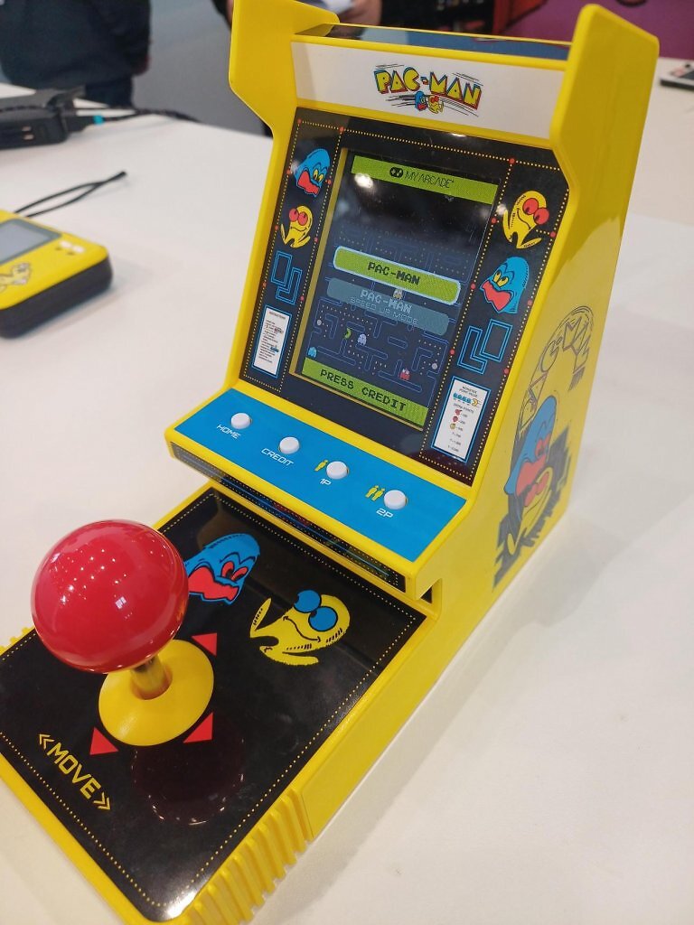 Ein Miniatur-Pacman-Spielautomat