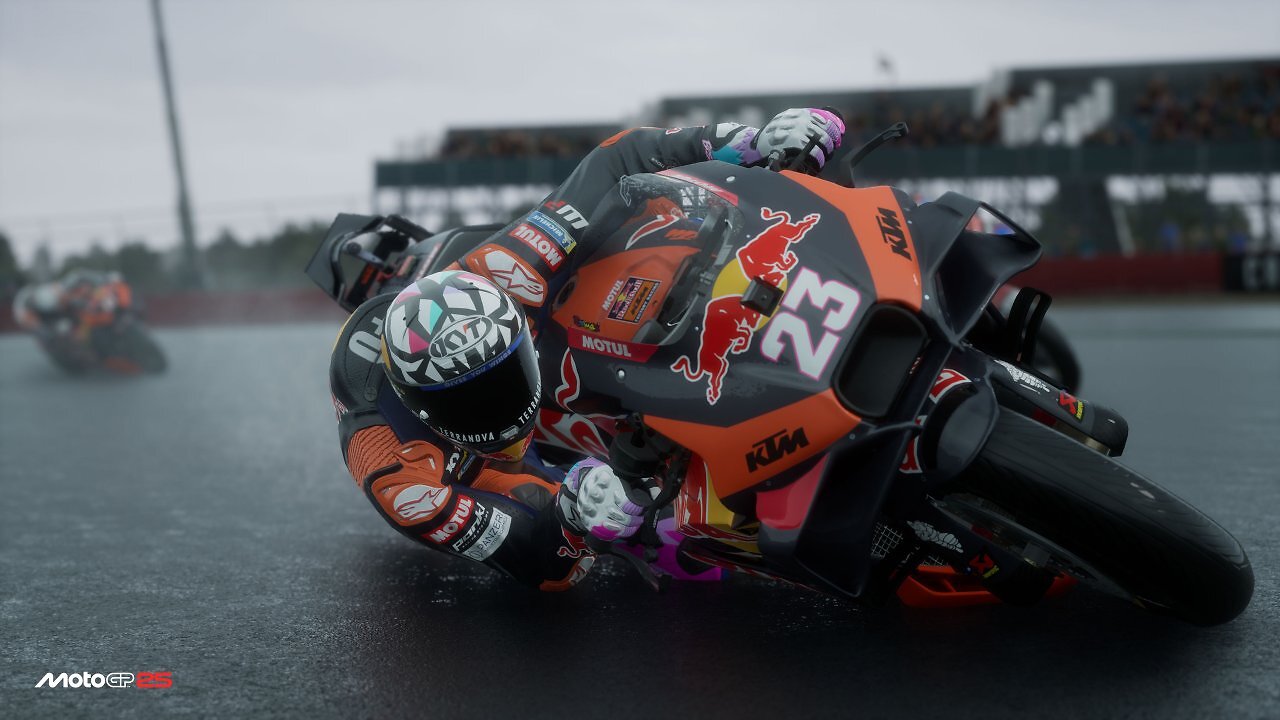 Eine Red-Bull-KTM legt sich in die Kurve