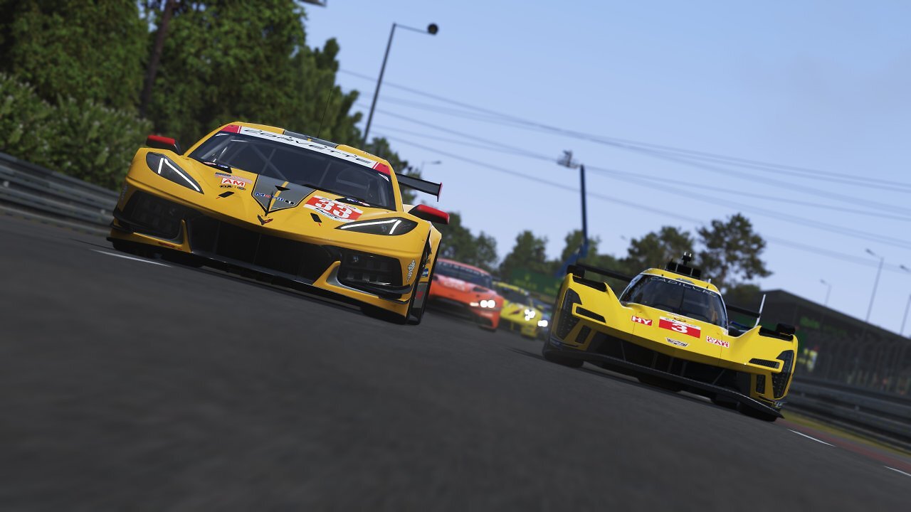 Ein Fahrzeug der GT3-Klasse und ein Hypercar