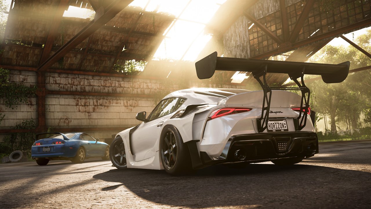 Zwei Toyota Supra in einem verlassenen Hangar