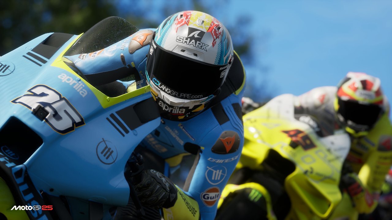 Ein blaues und ein gelbes Motorrad hintereinander
