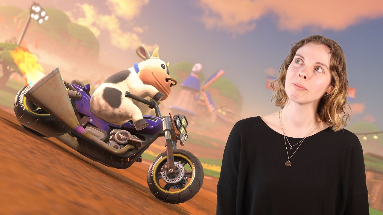 Die Kuh aus Mario Kart World neben der Autorin