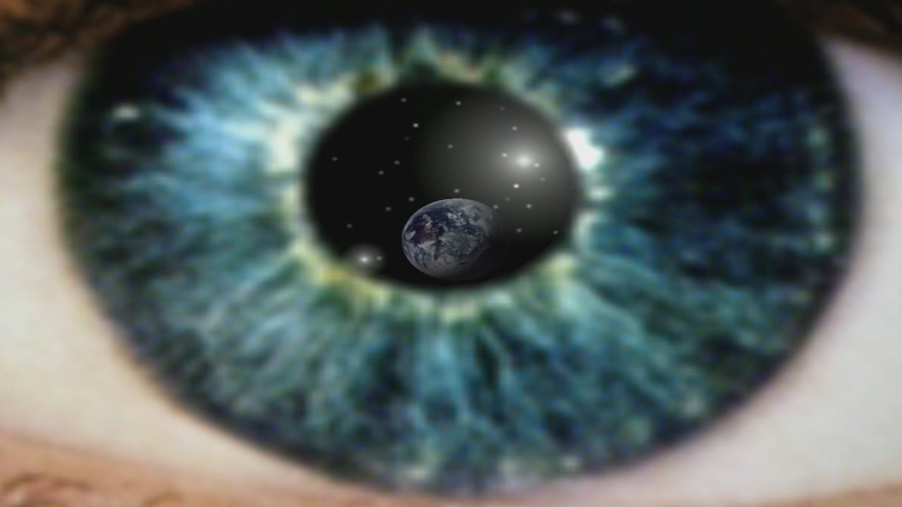 Auge mit gespiegelter Erdkugel darin