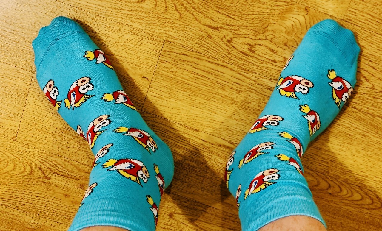 Türkise Nintendo-Socken mit Cheep Cheeps drauf.