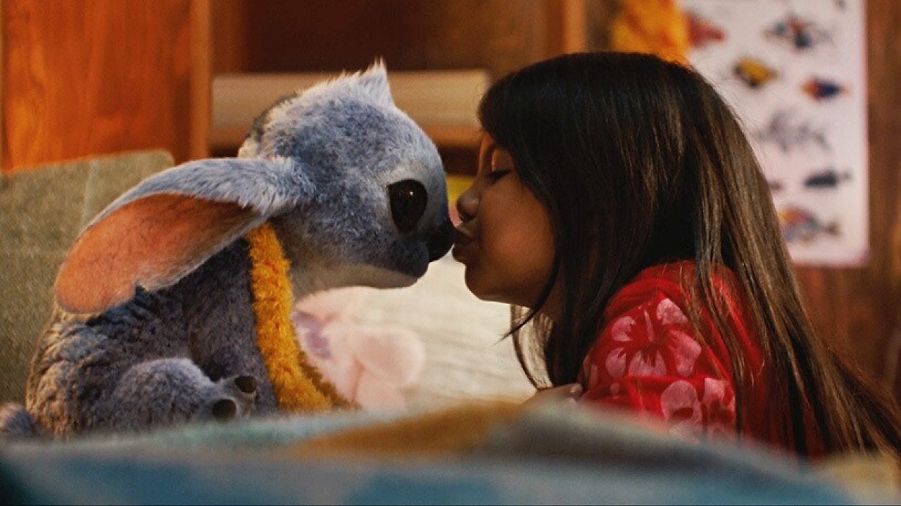 Lilo gibt Stitch ein Küsschen.